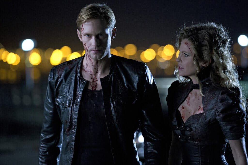 https://imgix.vielskerserier.dk/2019/07/TrueBlood_s6_AlexanderSkarsg%C3%A5rd_EricNorthman_KristinBauervanStraten-Pam-SwynforddeBeaufort-1024x683.jpg