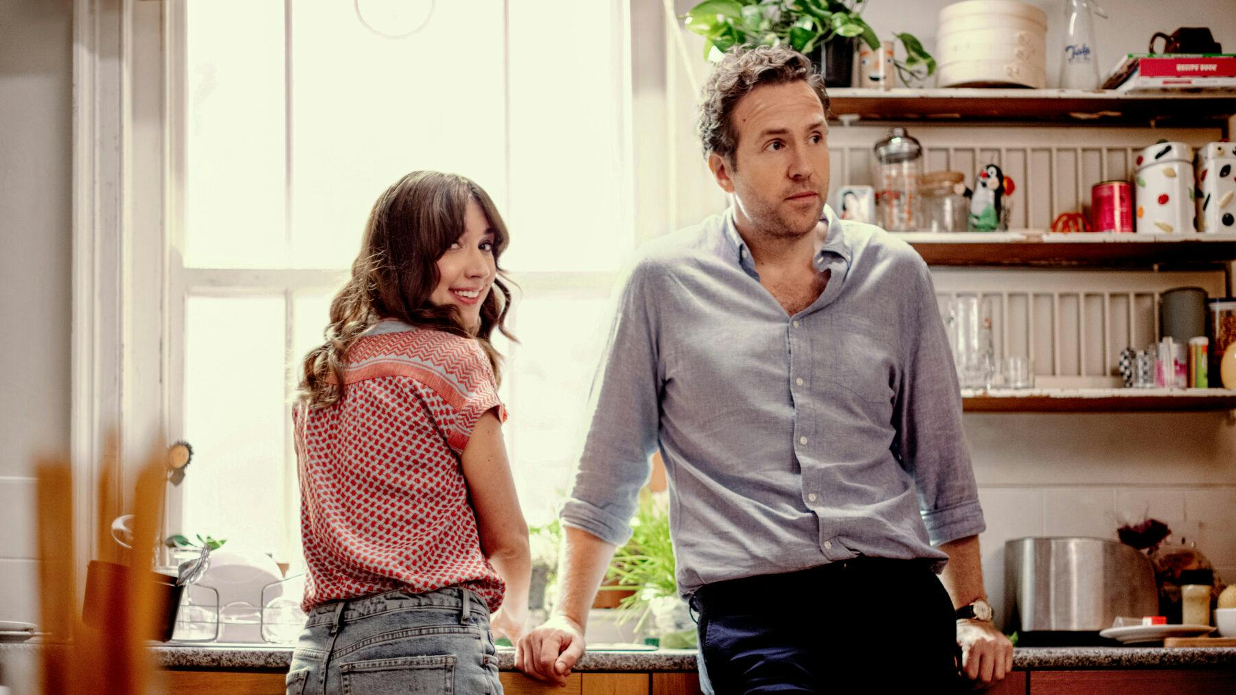 Apple TV+ frigiver trailer til streamingtjenestens første britiske komedie