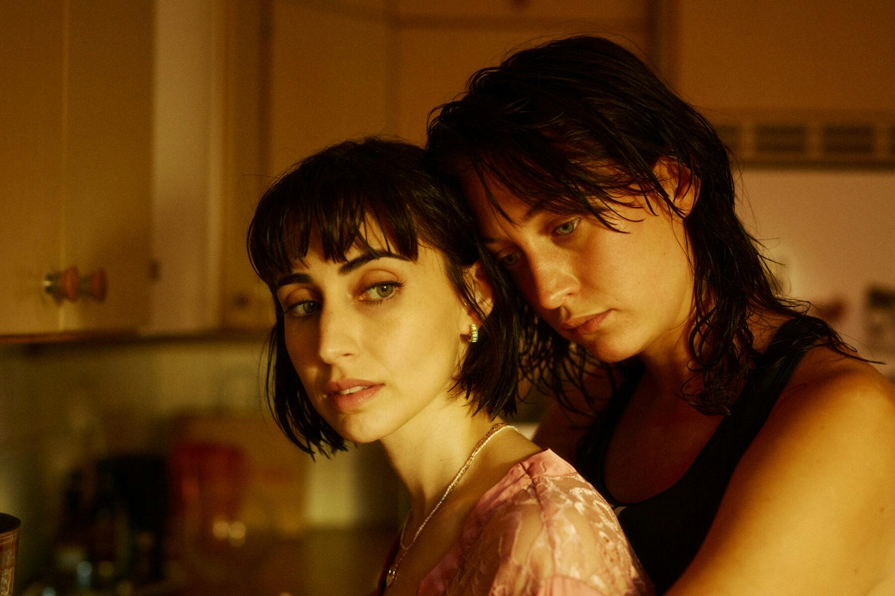 Viaplays nyeste dramaserie: Se traileren til 'To søstre'