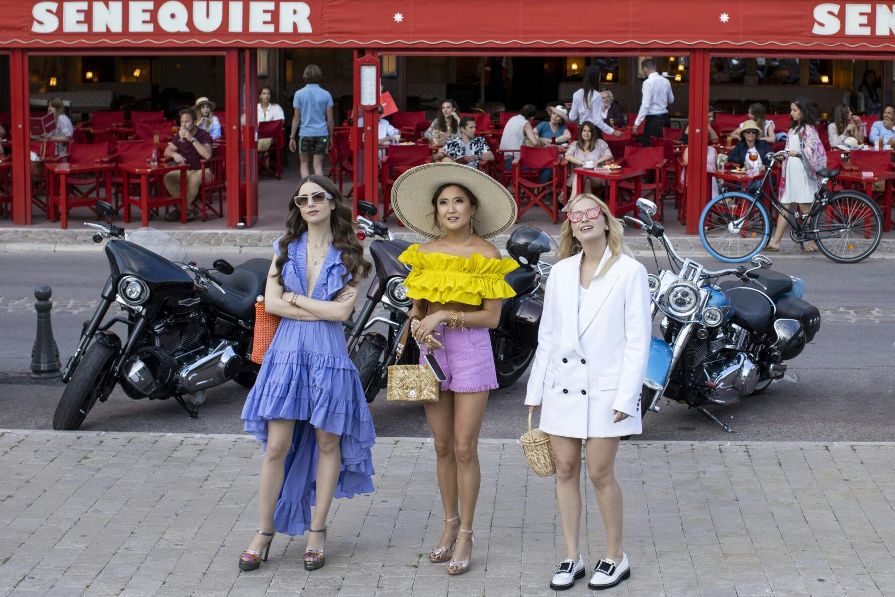 Emily in Paris. (V til H) Lily Collins som Emily, Ashley Park som Mindy, Camille Razat som Camille i episode 202 af Emily in Paris. Foto: Cr. Carole Bethuel/Netflix © 2021