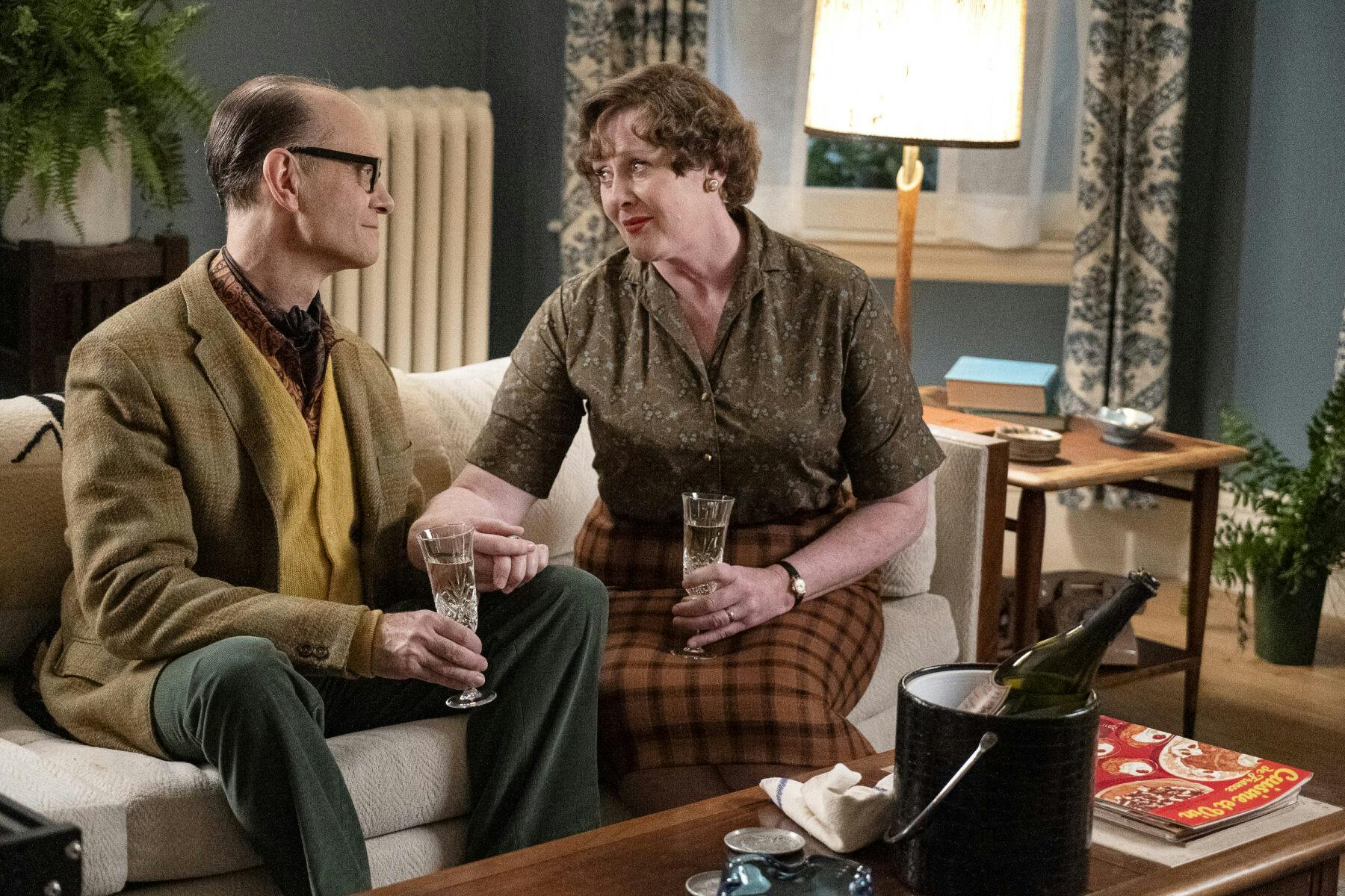 https://imgix.vielskerserier.dk/2022/02/Ep.-2-David-Hyde-Pierce-Sarah-Lancashire.jpg