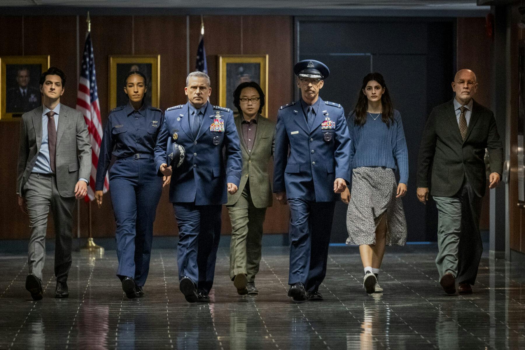Ben Schwartz as F. Tony Scarapiducci, Tawny Newsome as Angela Ali, Steve Carell as General Mark Naird, Jimmy O. Yang as Dr. Chan Kaifang, Don Lake as Brad Gregory, Diana Silvers as Erin Naird, John Malkovich as Dr. Adrian Mallory i 'Space Force' sæson 2