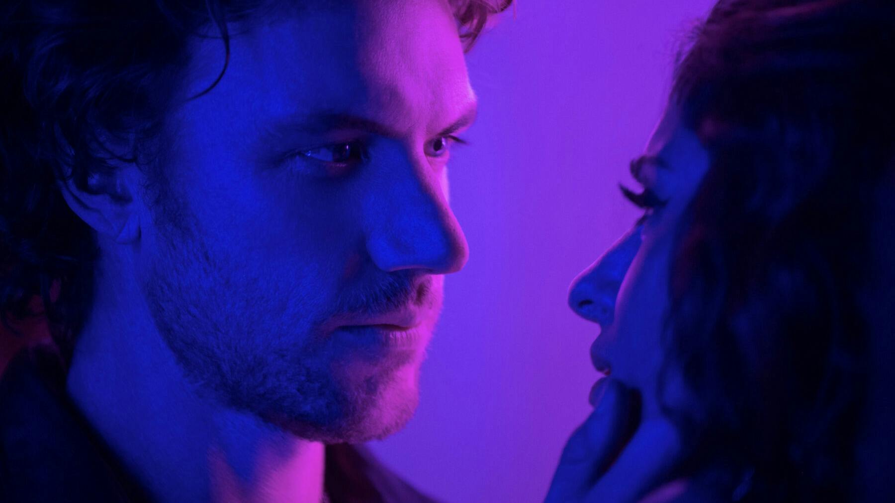 Adam Demos som Brad Simon og Sarah Shahi som Billie Connelly i serien 'Sex/Life' på Netflix