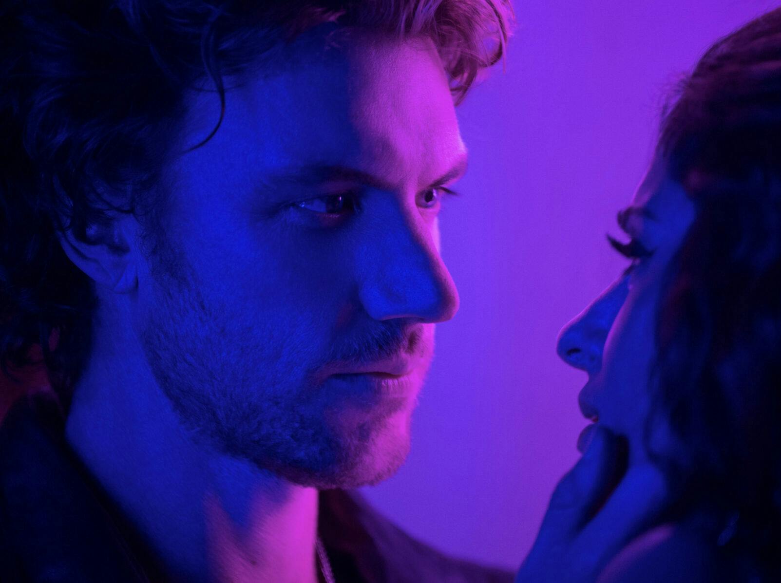 Adam Demos som Brad Simon og Sarah Shahi som Billie Connelly i serien 'Sex/Life' på Netflix
