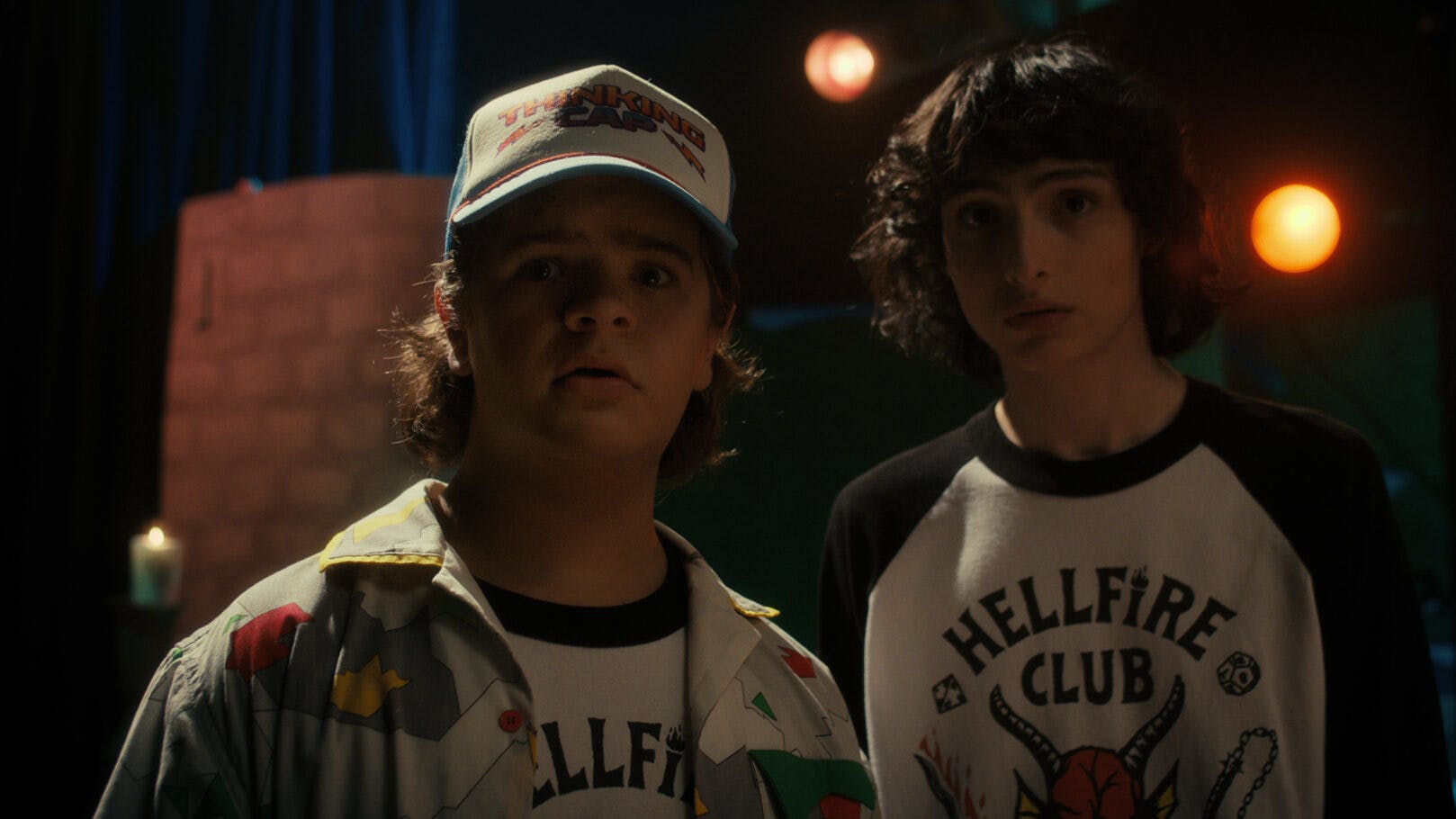 Stranger Things Gaten Matarazzo som Dustin Henderson og Finn Wolfhard som Mike Wheeler i 'Stranger Things'