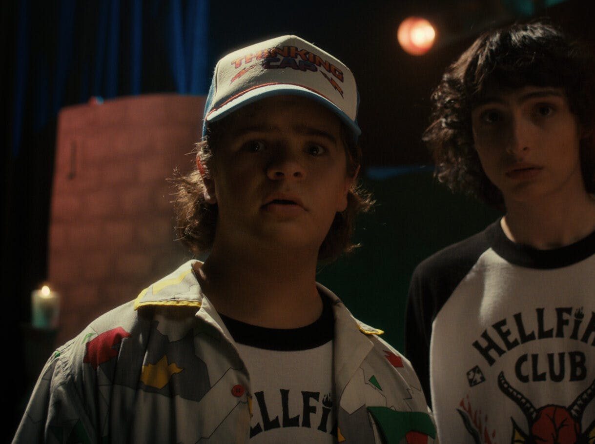 Stranger Things Gaten Matarazzo som Dustin Henderson og Finn Wolfhard som Mike Wheeler i 'Stranger Things'