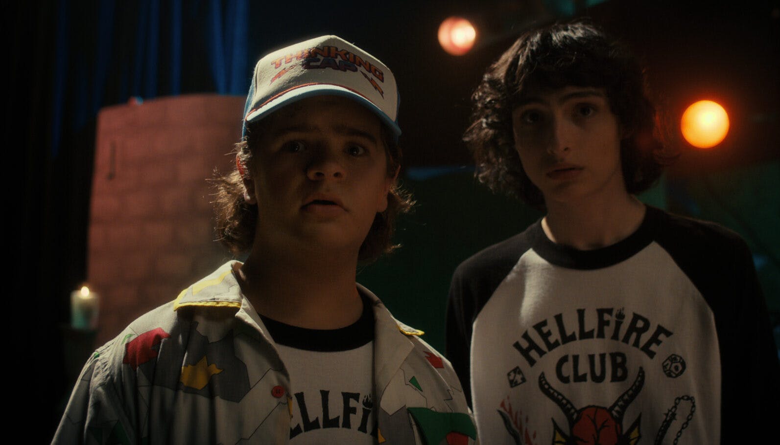Stranger Things Gaten Matarazzo som Dustin Henderson og Finn Wolfhard som Mike Wheeler i 'Stranger Things'