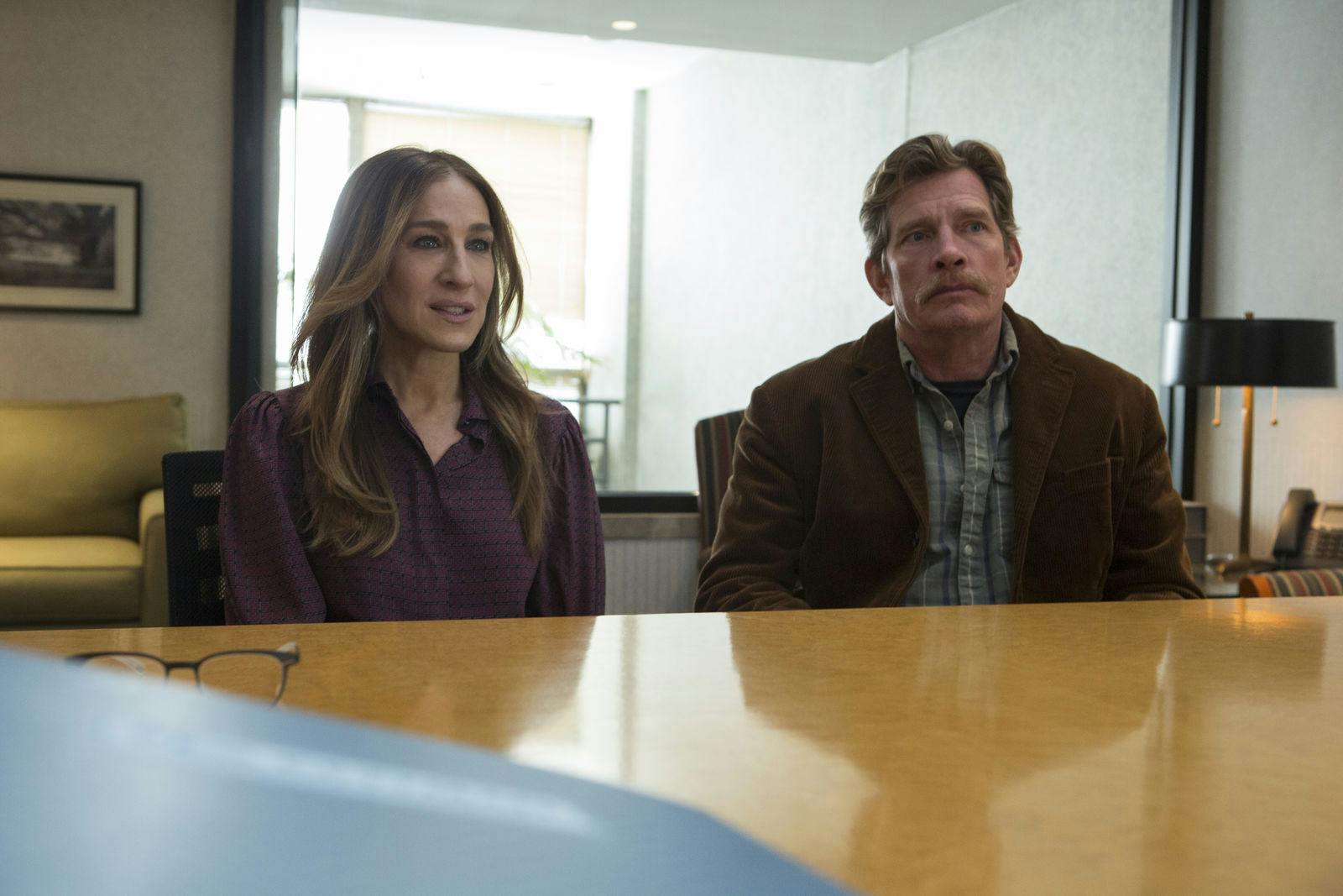 Sarah Jessica Parker og Thomas Haden Church som Frances og Robert i serien 'Divorce' på HBO Max