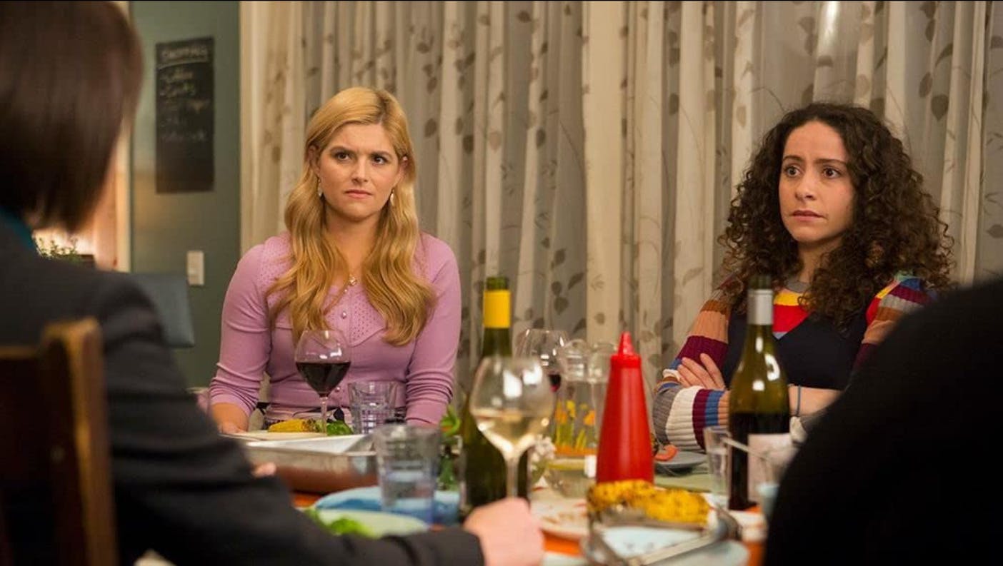 Lucy Durack og Maria Angelico som Roxy Karibas og Julia Bechly i serien 'Sisters' på Netflix