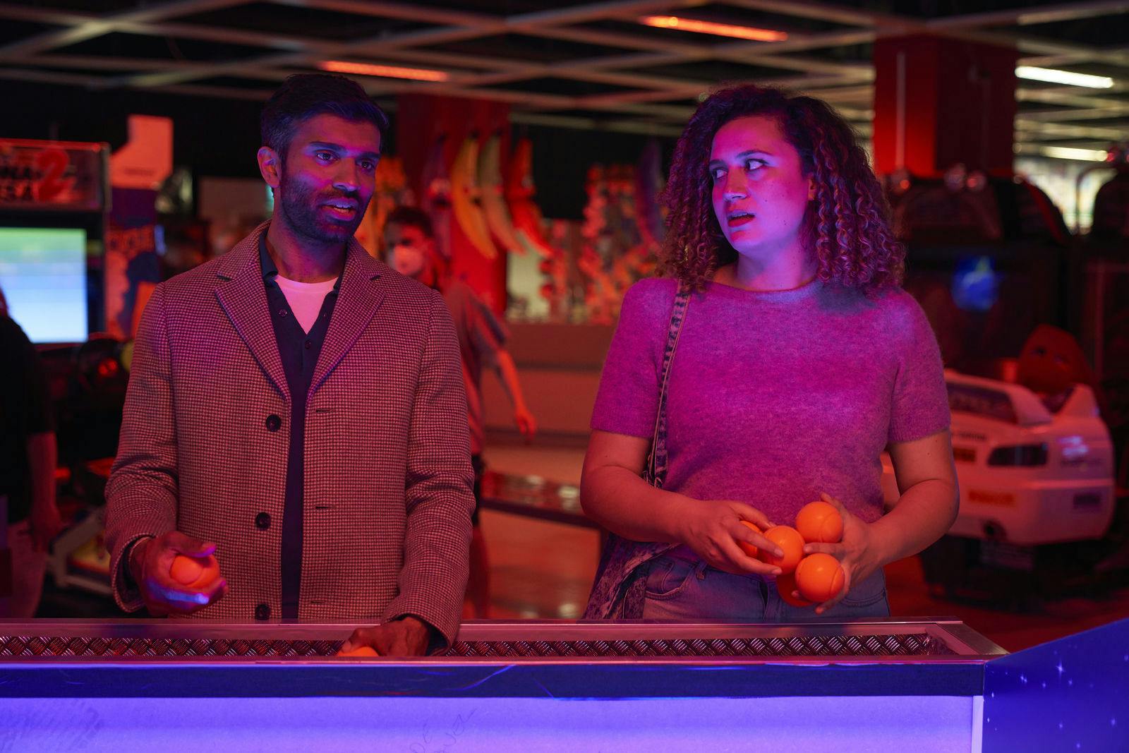 Nikesh Patel og Rose Matafeo som Tom og Jessie i serien 'Starstruck' på HBO Max