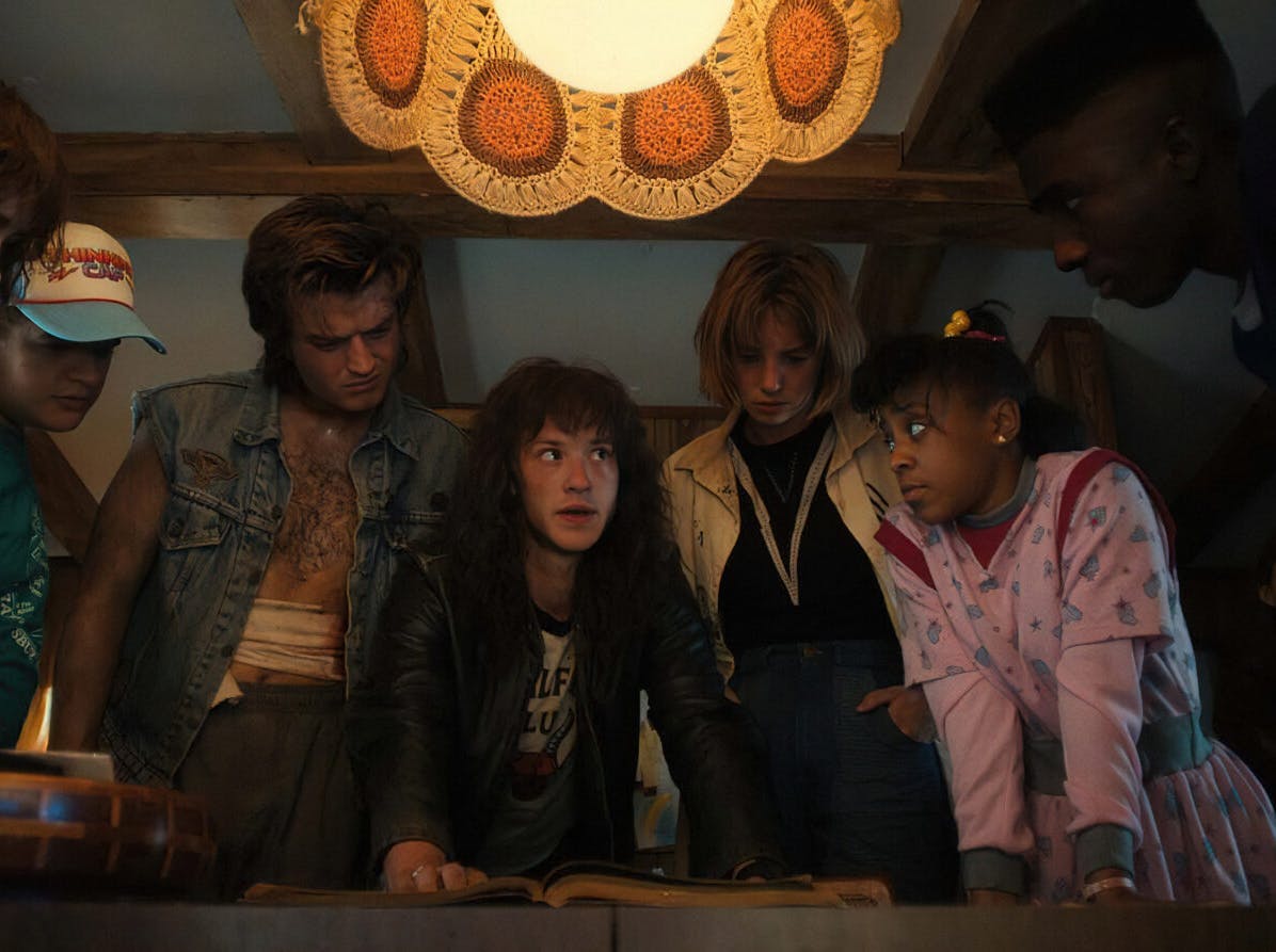 https://imgix.vielskerserier.dk/2022/06/StrangerThings_StrangerThings4_8_00_32_47_06_R.jpg