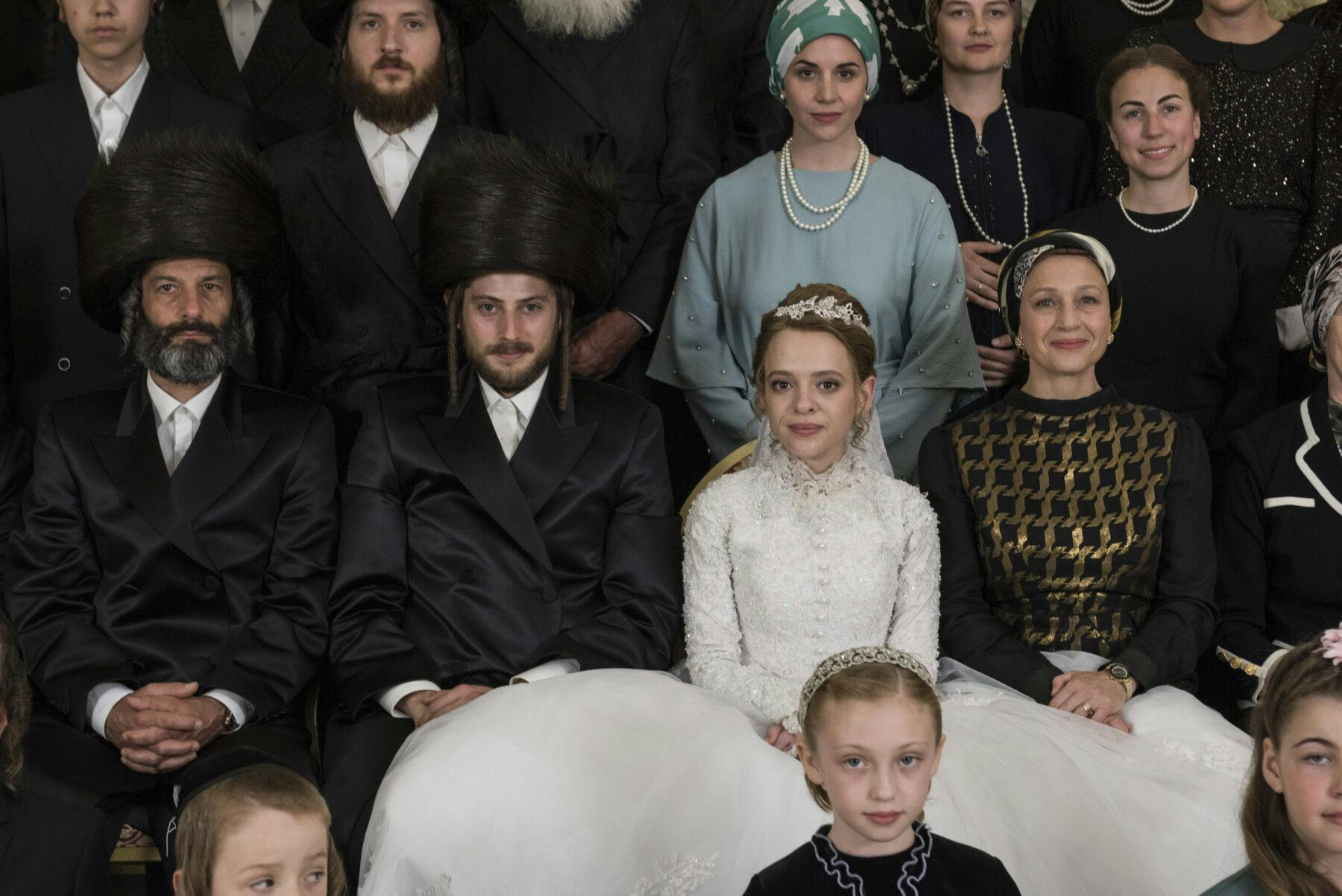 Amit Rahav og Shria Haas som Yanky og Esther Shaprio i serien 'Unorthodox' på Netflix