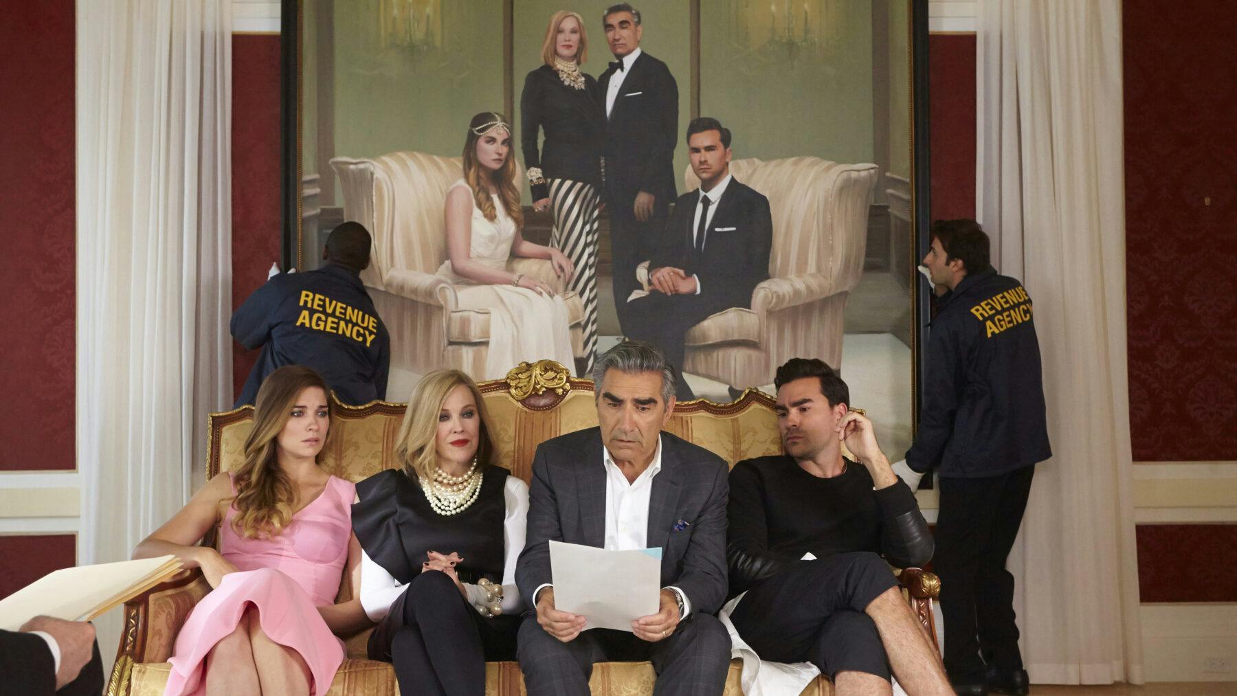 Annie Murphy, Catherine O'Hara, Eugene Levy og Daniel Levy som Alexis, Moira, David og Johnny Rose fra serien 'Schitt's Creek' på C More