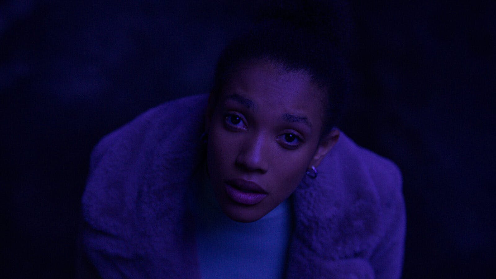 Malaika Mosendane som Emma i serien 'Chosen'