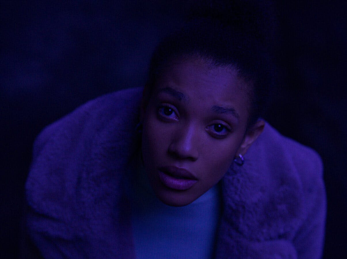 Malaika Mosendane som Emma i serien 'Chosen'