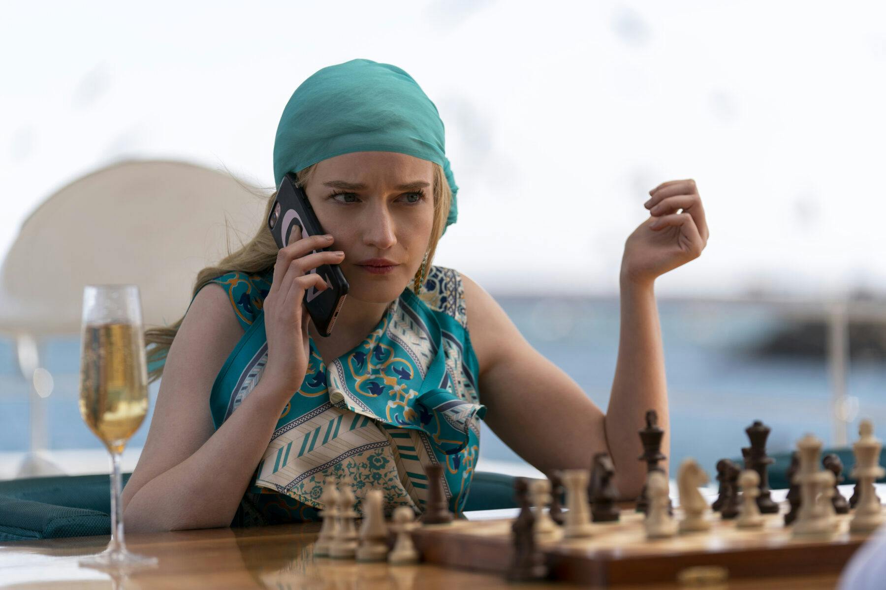 Julia Garner som Anna Delvery i serien 'Inventing Anna'