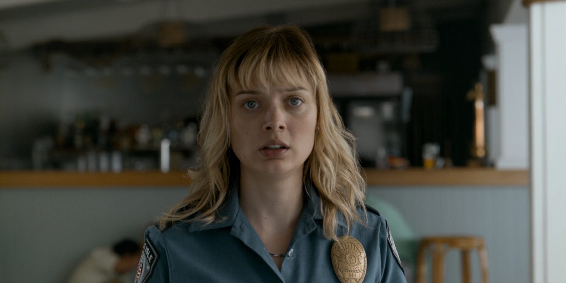 Bella Heathcote som Andy Oliver i serien 'Pieces of Her'