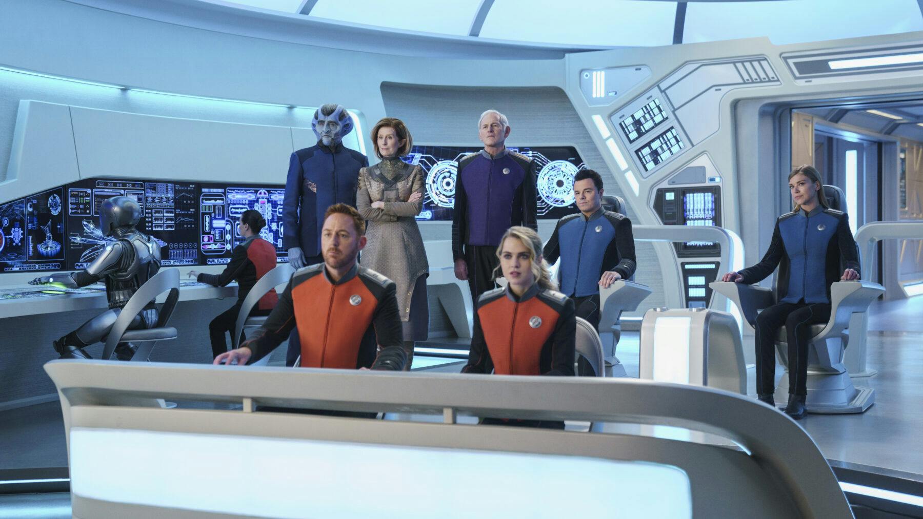 President Alcuzan (Bruce Boxleitner), Lt. Gordon Malloy (Scott Grimes), Speria Balask (Lisa Banes), Admiral Halsey (Victor Garber), Charly Burke (Anne Winters), Capt. Ed Mercer (Seth MacFarlane), Cmdr. Kelly Grayson (Adrianne Palicki) i 'The Orville' Sæson 3