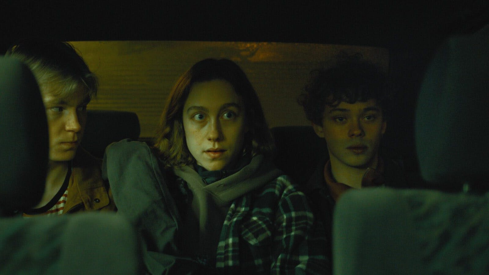 Lukas (Elias Budde Christensen), Emma (Emilie Kroyer Koppel) og Kris (Noa Risbro Hjerrild) i den spændende DRTV-serie 'Nordland '99'