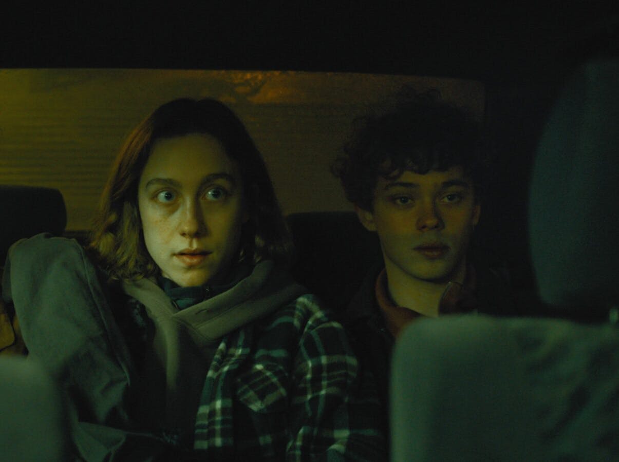 Lukas (Elias Budde Christensen), Emma (Emilie Kroyer Koppel) og Kris (Noa Risbro Hjerrild) i den spændende DRTV-serie 'Nordland '99'