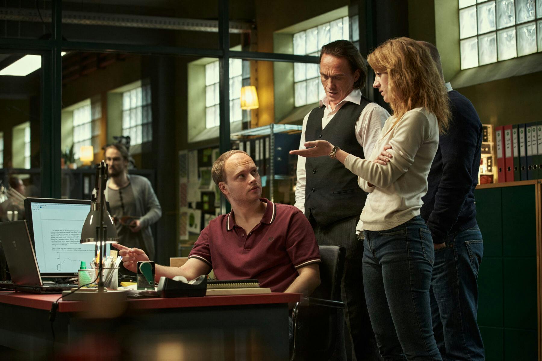 Edvin Endre, Christian Hillborg, og Gizem Erdogan i Netflix-serien 'The Playlist'