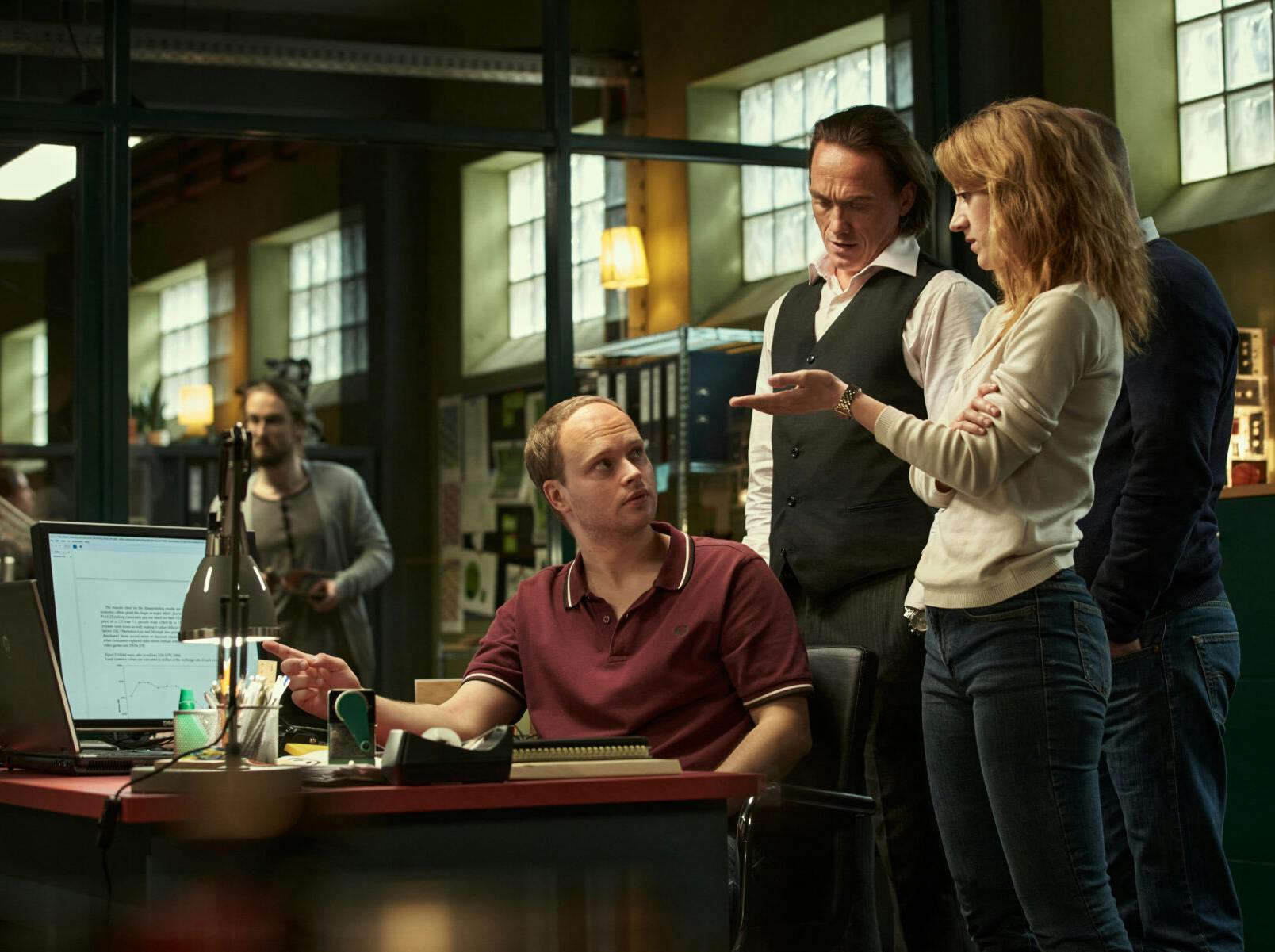 Edvin Endre, Christian Hillborg, og Gizem Erdogan i Netflix-serien 'The Playlist'