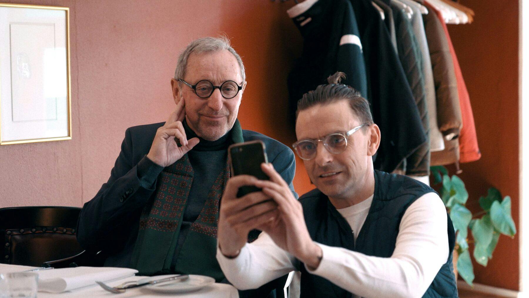 Finn Nørbygaard og Simon Kvamm som far og søn i anden sæson af DRTVs fremragende komedieserie 'Guru'