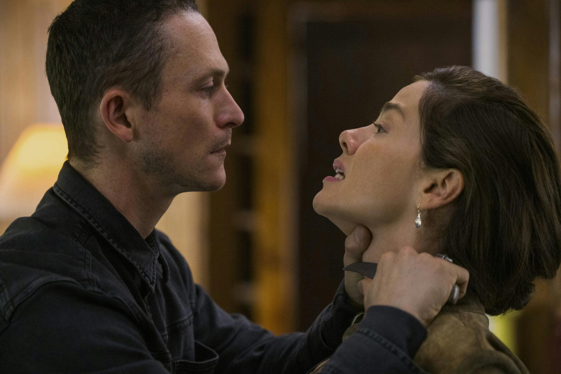 Jonathan Tucker som Dylan og Michelle Monaghan som Leni McCleary i 'Echoes'