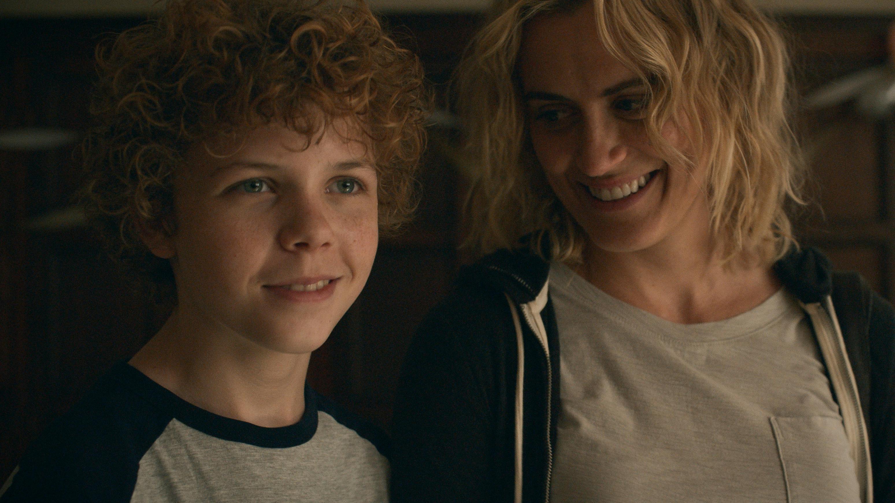 Colin O'Brien og Taylor Schilling som drengen Edward og hans moster Lacey i Apple TV+-serien 'Dear Edward'
