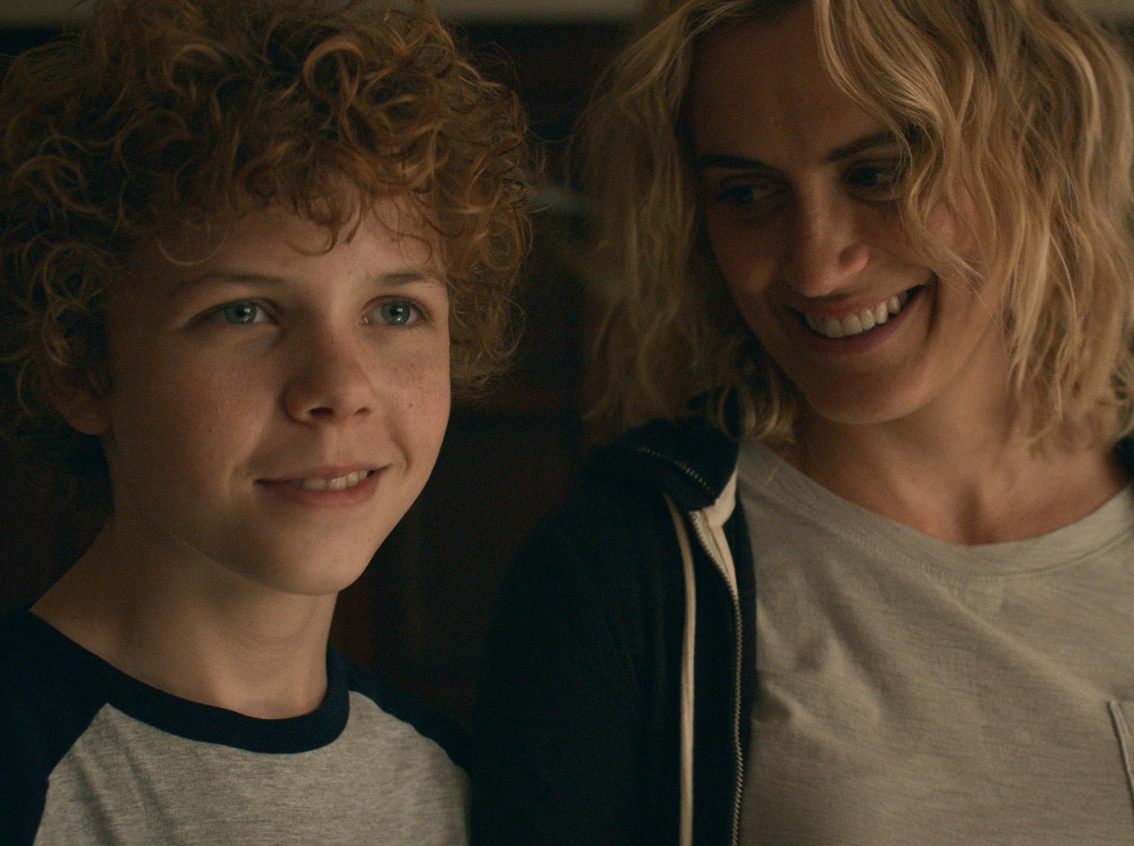 Colin O'Brien og Taylor Schilling som drengen Edward og hans moster Lacey i Apple TV+-serien 'Dear Edward'