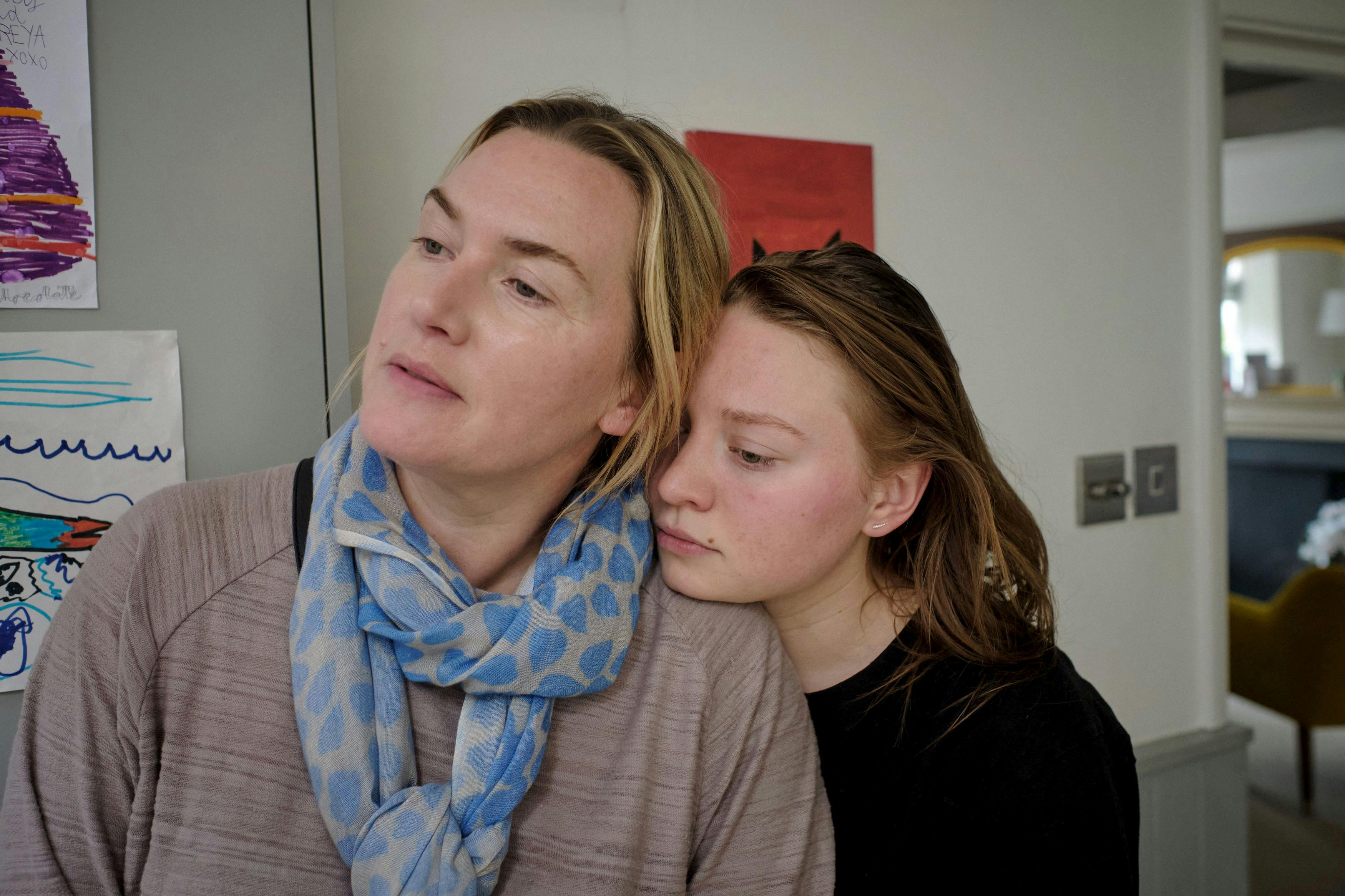 Kate Winslet og Mia Threapleton som mor og datter i 'I am Ruth'.