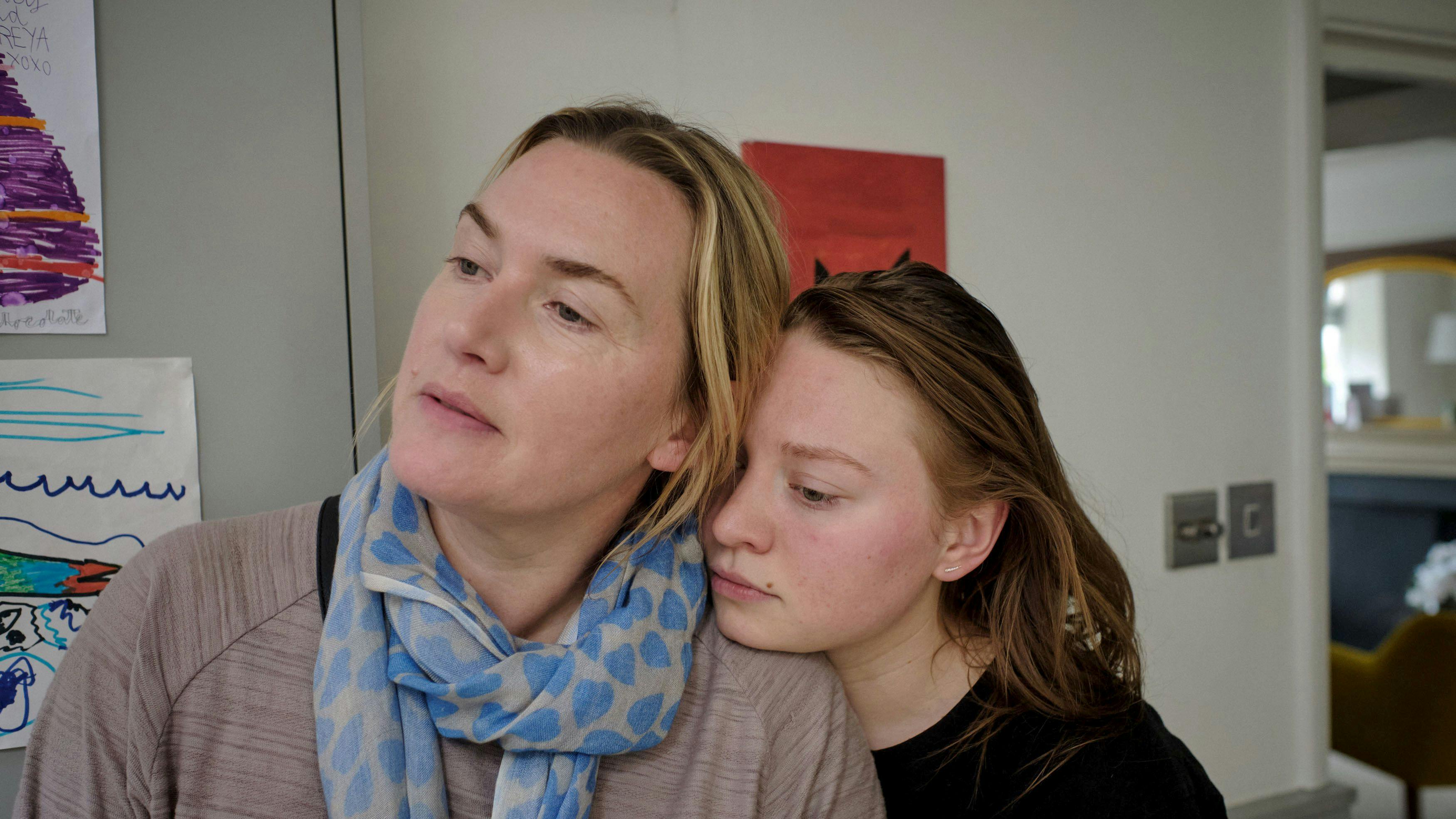 Kate Winslet og Mia Threapleton som mor og datter i 'I am Ruth'.