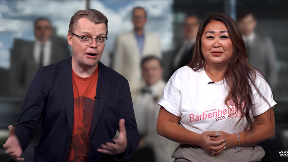 Ann Lind Andersen og Casper Christensen anmelder den nye danske film 'Viktor mod verden'.