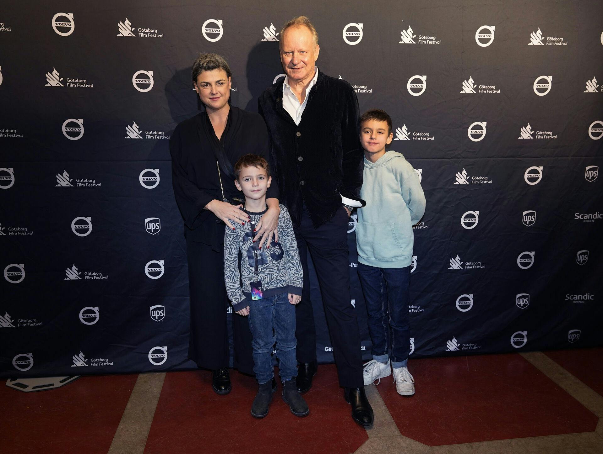 GÖTEBORG 2020-01-24 Skådespelaren Stellan Skarsgård med hustrun Megan Everett och söner Ossian och Kolbjörn anländer till invigningen av Göteborgs filmfestival på biograf Draken i Göteborg. Foto Björn Larsson Rosvall / TT kod 9200