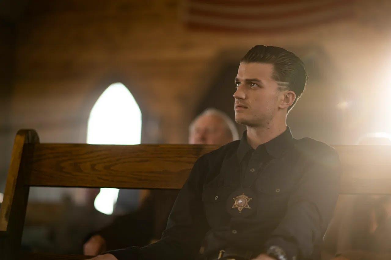 https://imgix.vielskerserier.dk/2023-08-19/fxs-fargo-joe-keery-as-gator-tillman.jpg