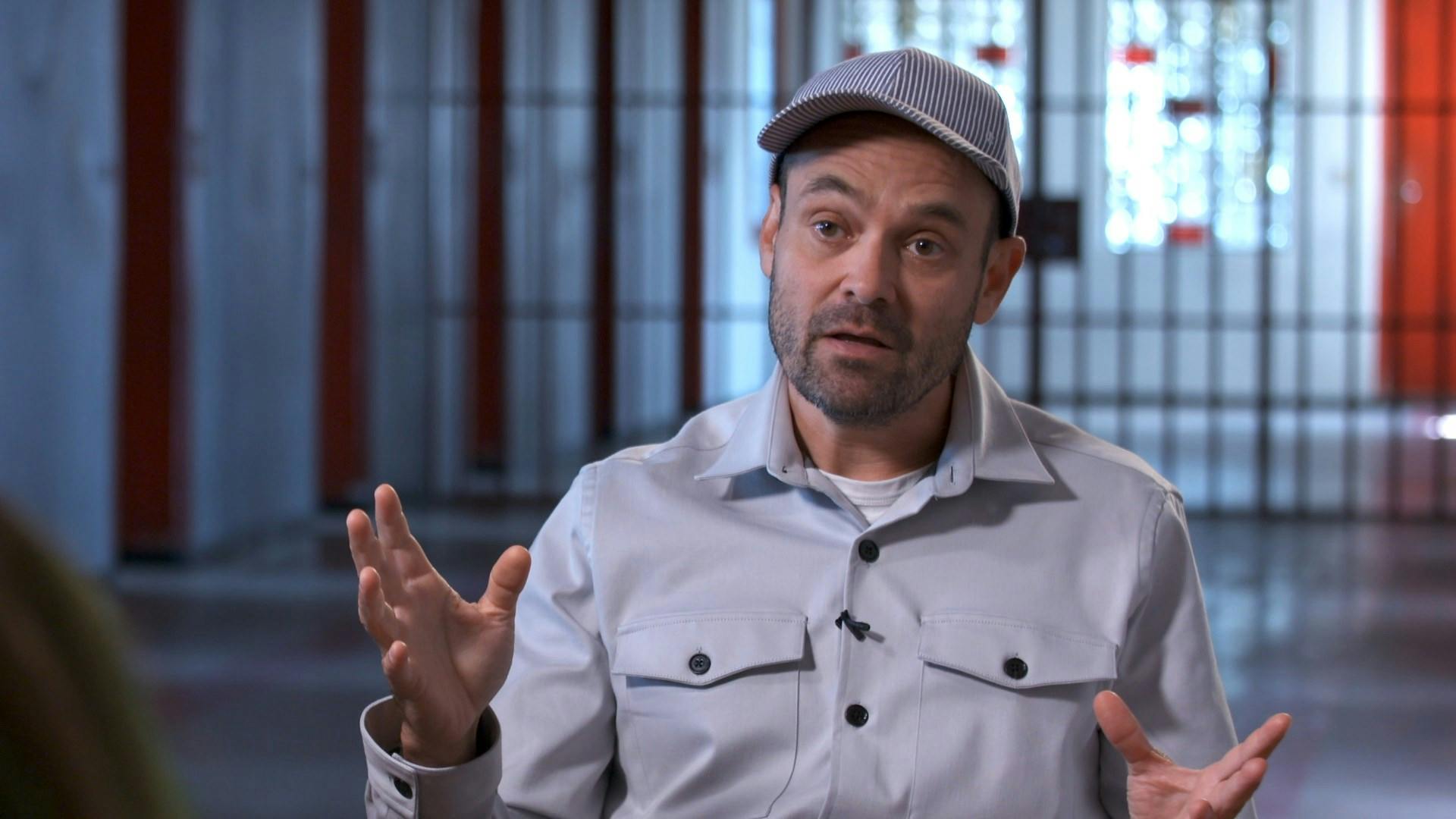 David Dencik spiller fængselsbetjenten Henrik i den nye DR-dramaserie 'Huset'