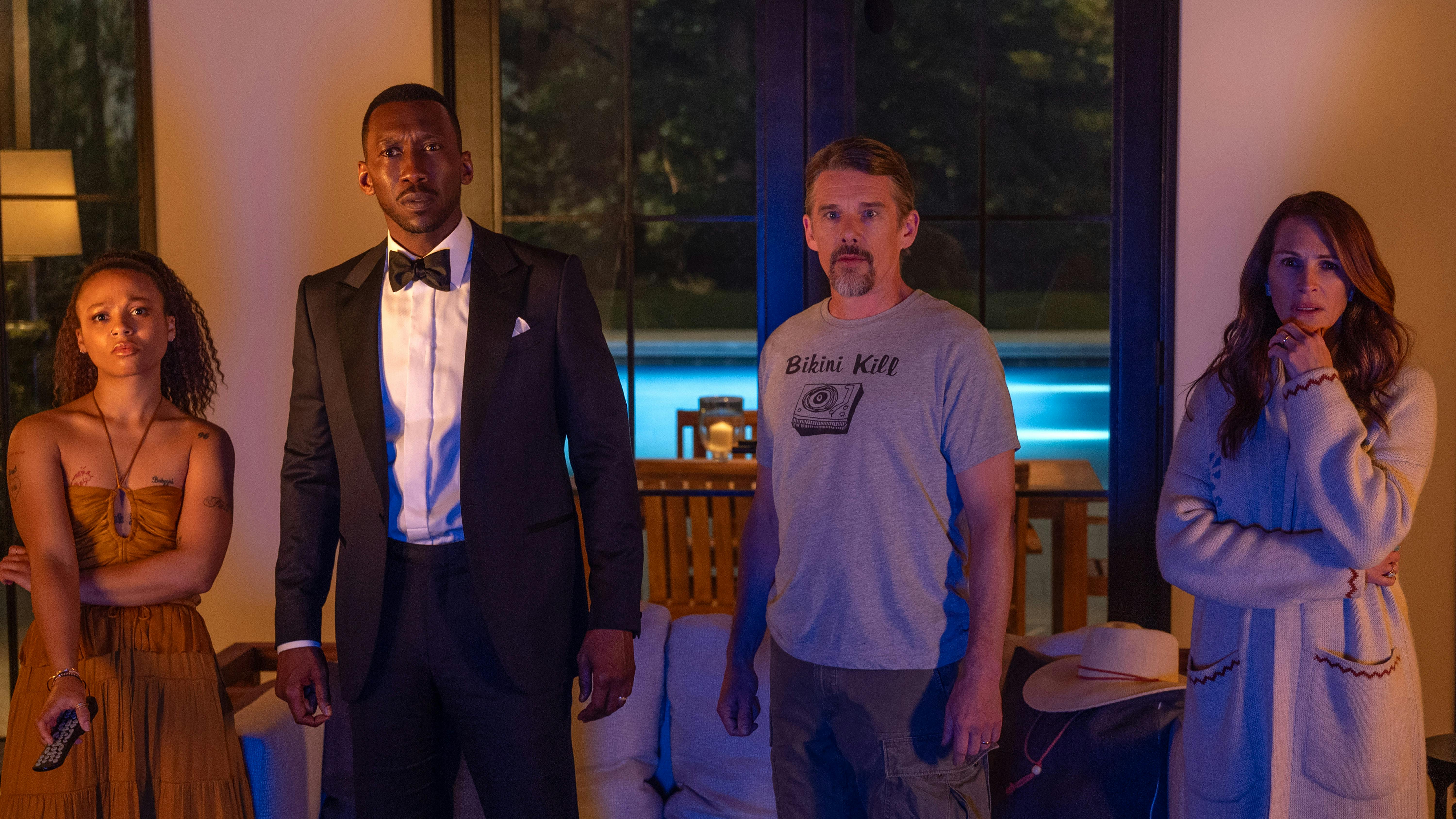 LEAVE THE WORLD BEHIND (2023) Myha’la as Ruth, Mahershala Ali as G.H., Ethan Hawke as Clay and Julia Roberts as Amanda. CR: Jojo Whilden/NETFLIX