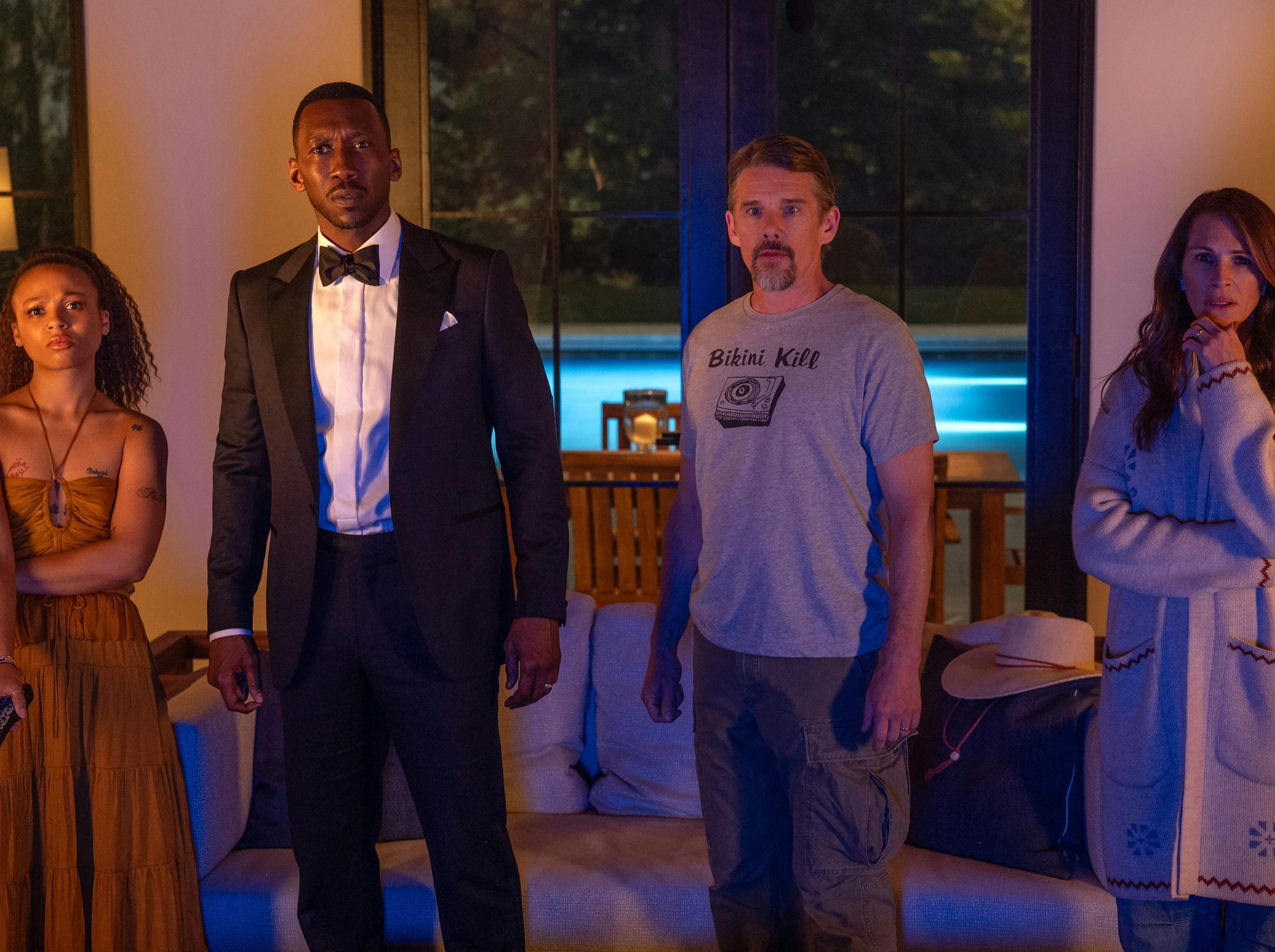 LEAVE THE WORLD BEHIND (2023) Myha’la as Ruth, Mahershala Ali as G.H., Ethan Hawke as Clay and Julia Roberts as Amanda.  CR: JoJo Whilden/NETFLIX 