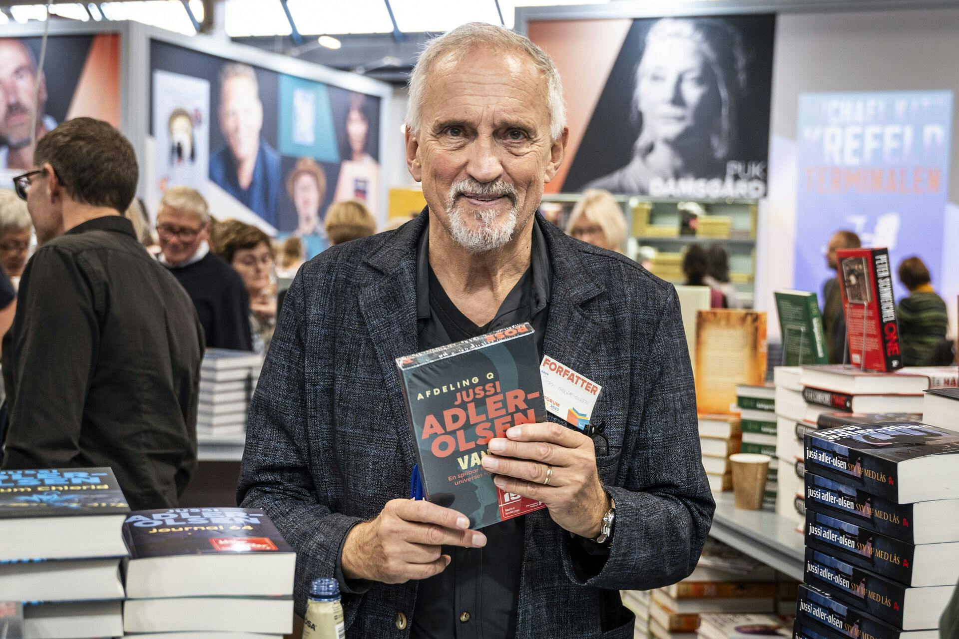 Jussi Adler Olsen med sin nyeste 'Afdeling Q'-bog ved årets bogmesse 2023