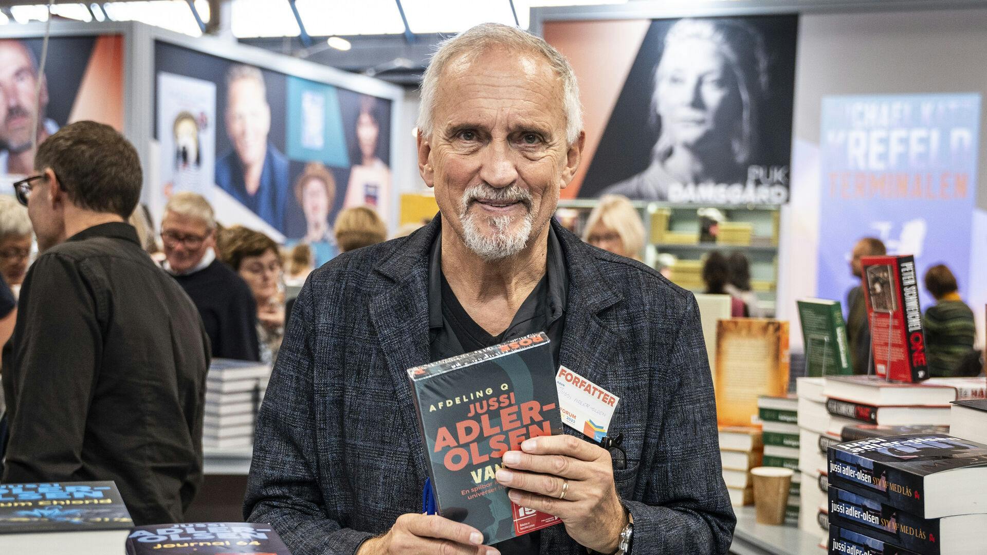 Jussi Adler Olsen med sin nyeste 'Afdeling Q'-bog ved årets bogmesse 2023