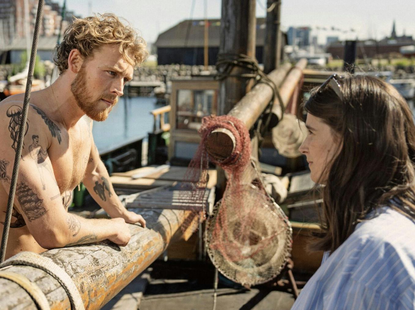 Popsangeren Christopher spiller den aspirerende musiker Elliott, der blandet andet kommer under den smukke Lillys kyndige vejledning i Netflixfilmen ‘A Beautiful Life’