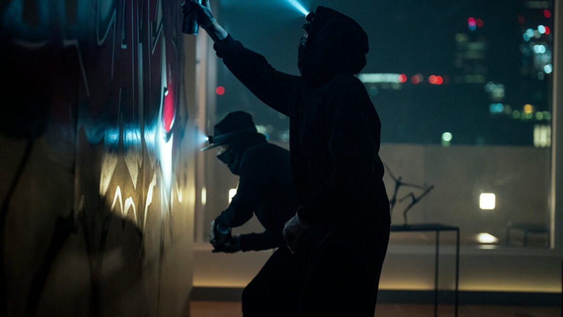 (V til H) Percelle Ascott som Jay og George MacKay som Toby / Foto: I Came By/Nick Wall/Netflix © 2022