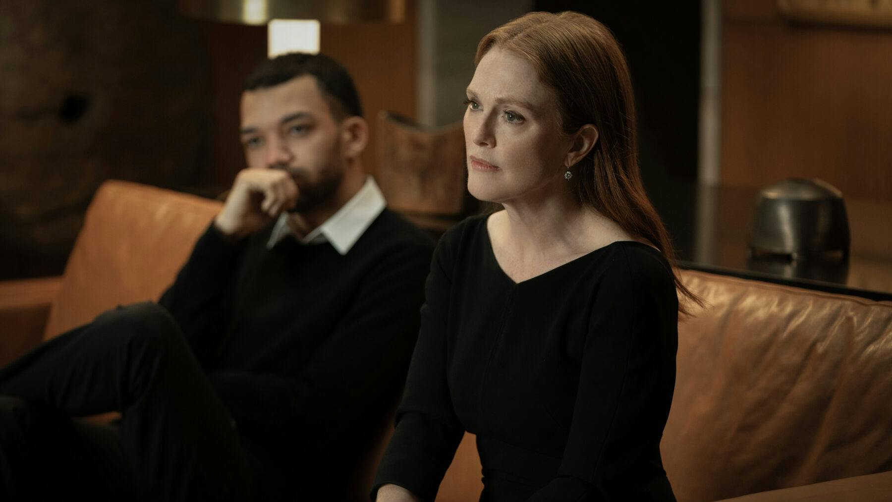 Justice Smith og Julianne Moore i ‘Sharper’