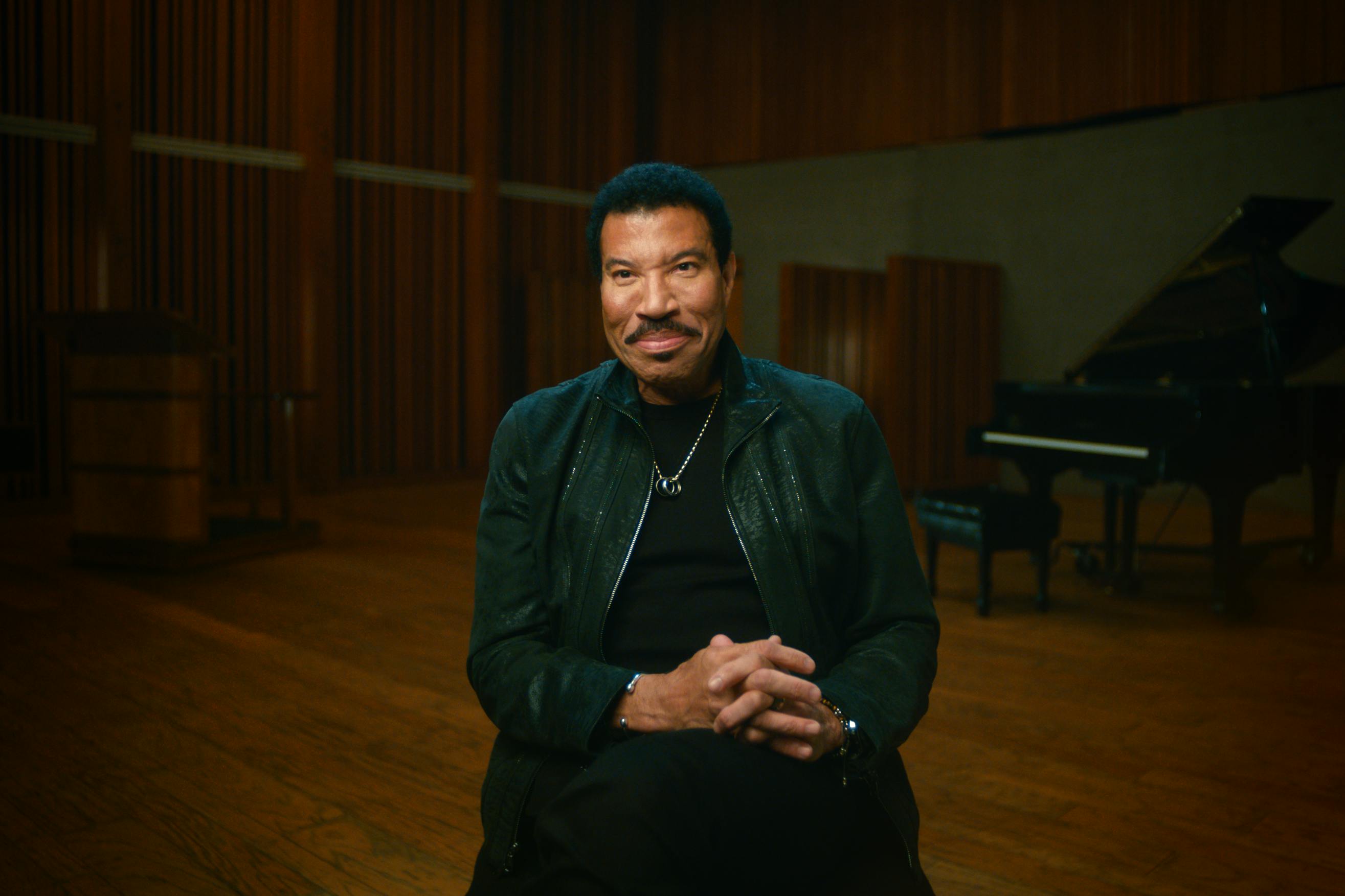 The Greatest Night in Pop anmeldelse