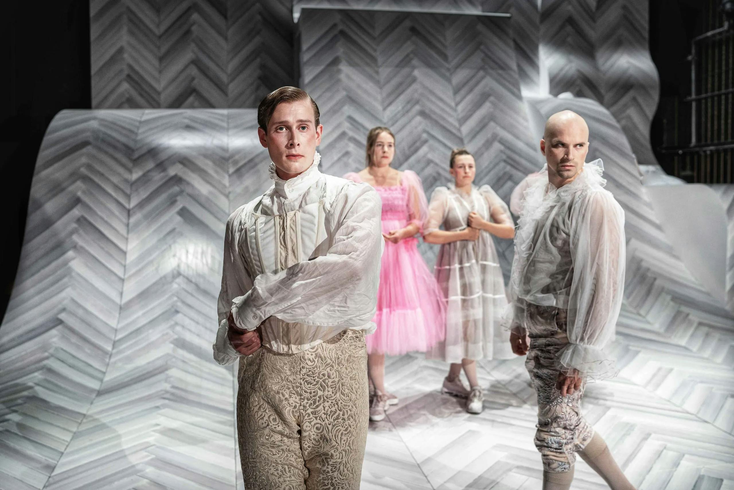 stolthed og fordom betty nansen anmeldelse