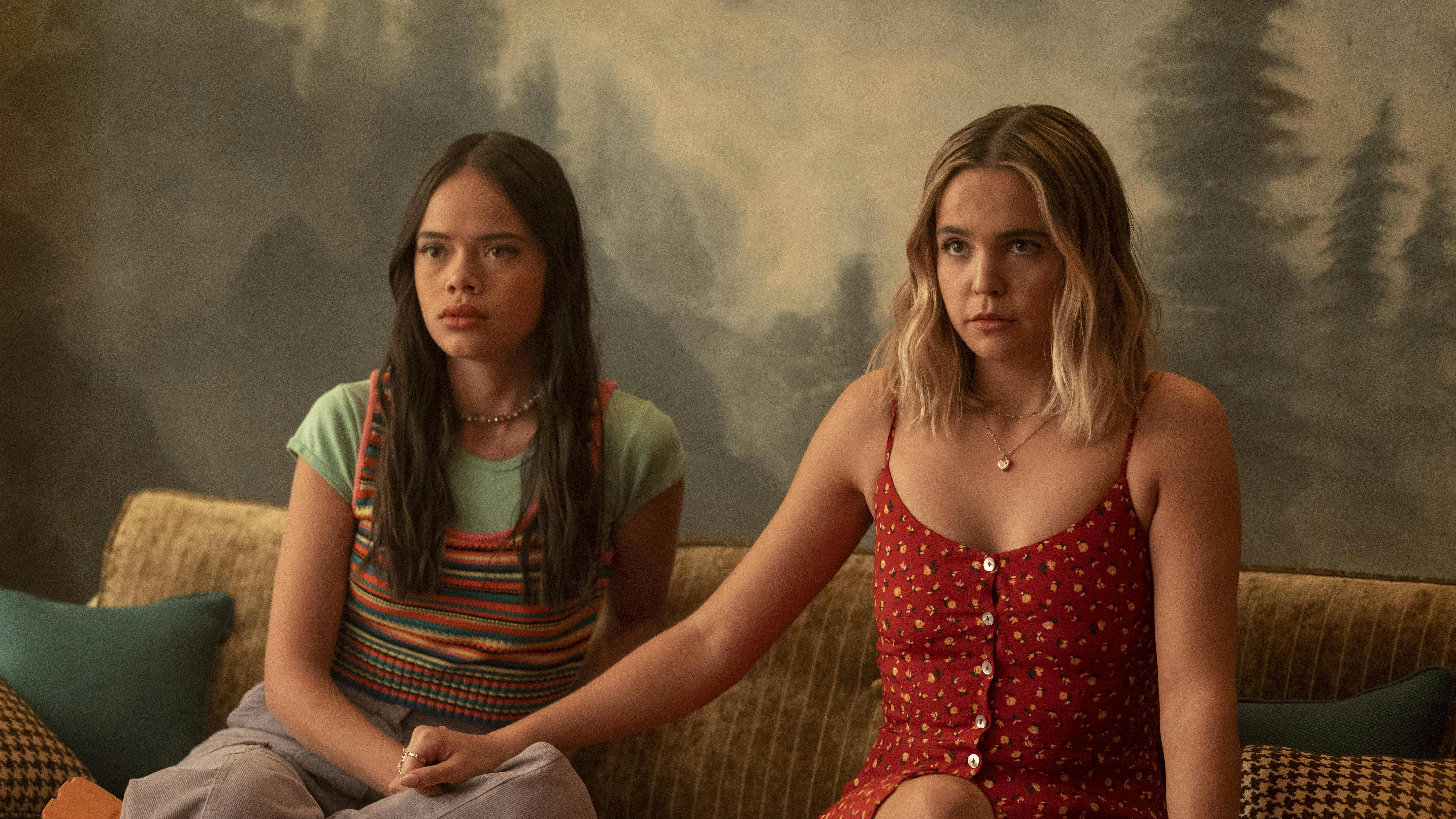 Malia Pyles og Bailee Madison i 'Pretty Little Liars: Summer School'