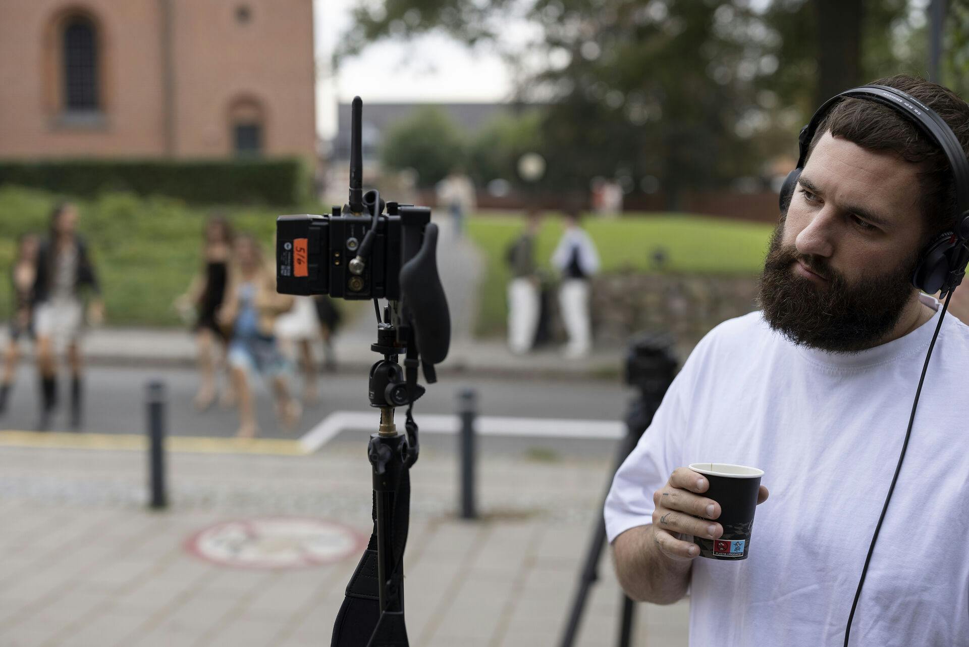 Filminstruktør Jonas Risvig laver tv-serier for og med unge. Fotograferet under optagelser af sin første spillefilm, 'Kontra', på Ordrup Gymnasium.