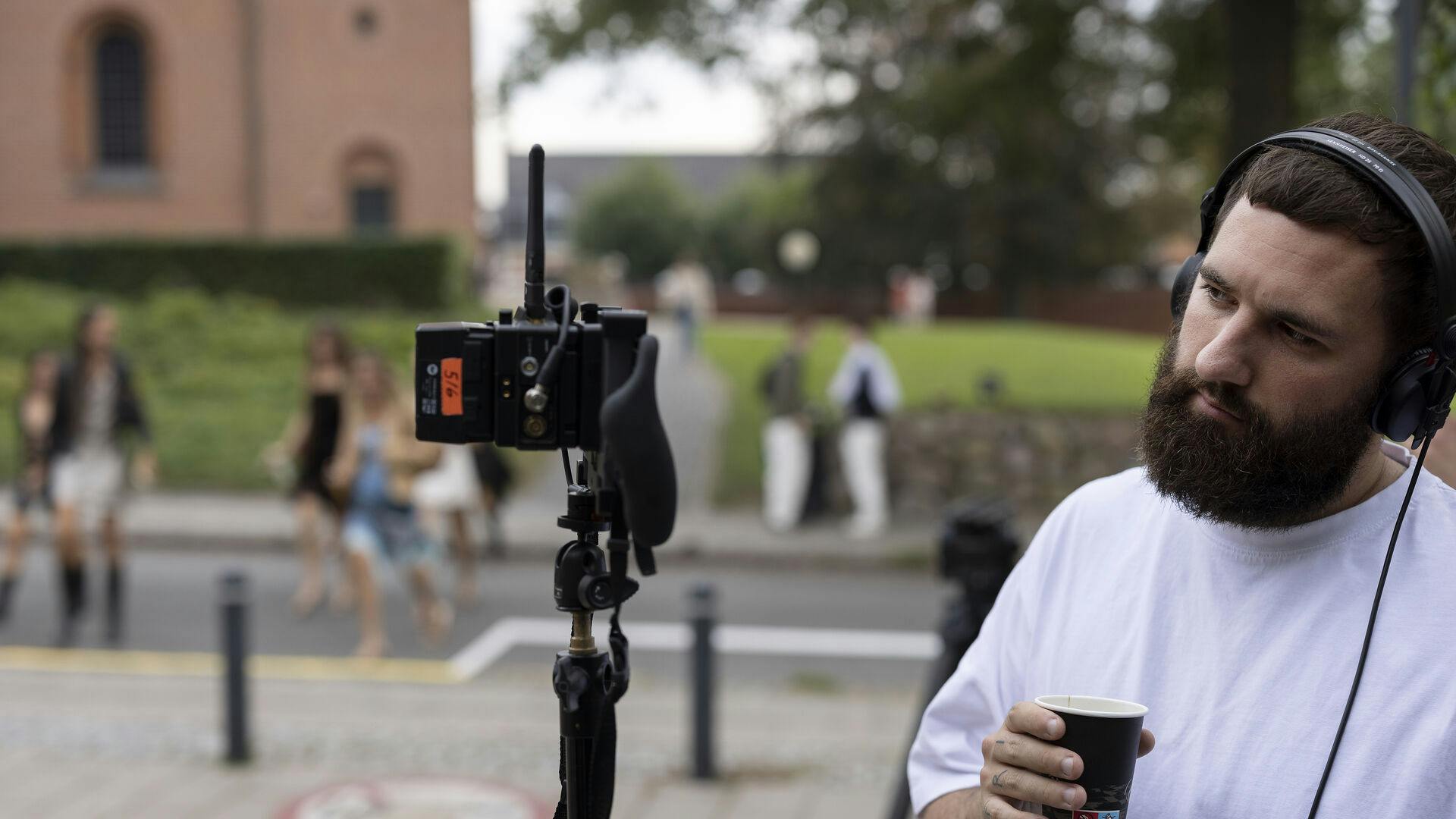 Filminstruktør Jonas Risvig laver tv-serier for og med unge. Fotograferet under optagelser af sin første spillefilm, 'Kontra', på Ordrup Gymnasium.