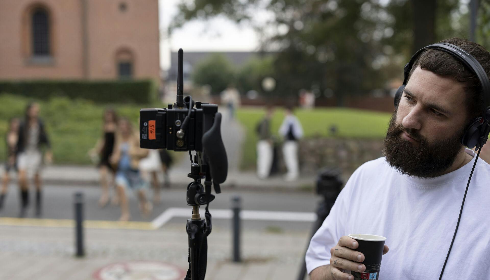 Filminstruktør Jonas Risvig laver tv-serier for og med unge. Fotograferet under optagelser af sin første spillefilm, 'Kontra', på Ordrup Gymnasium.