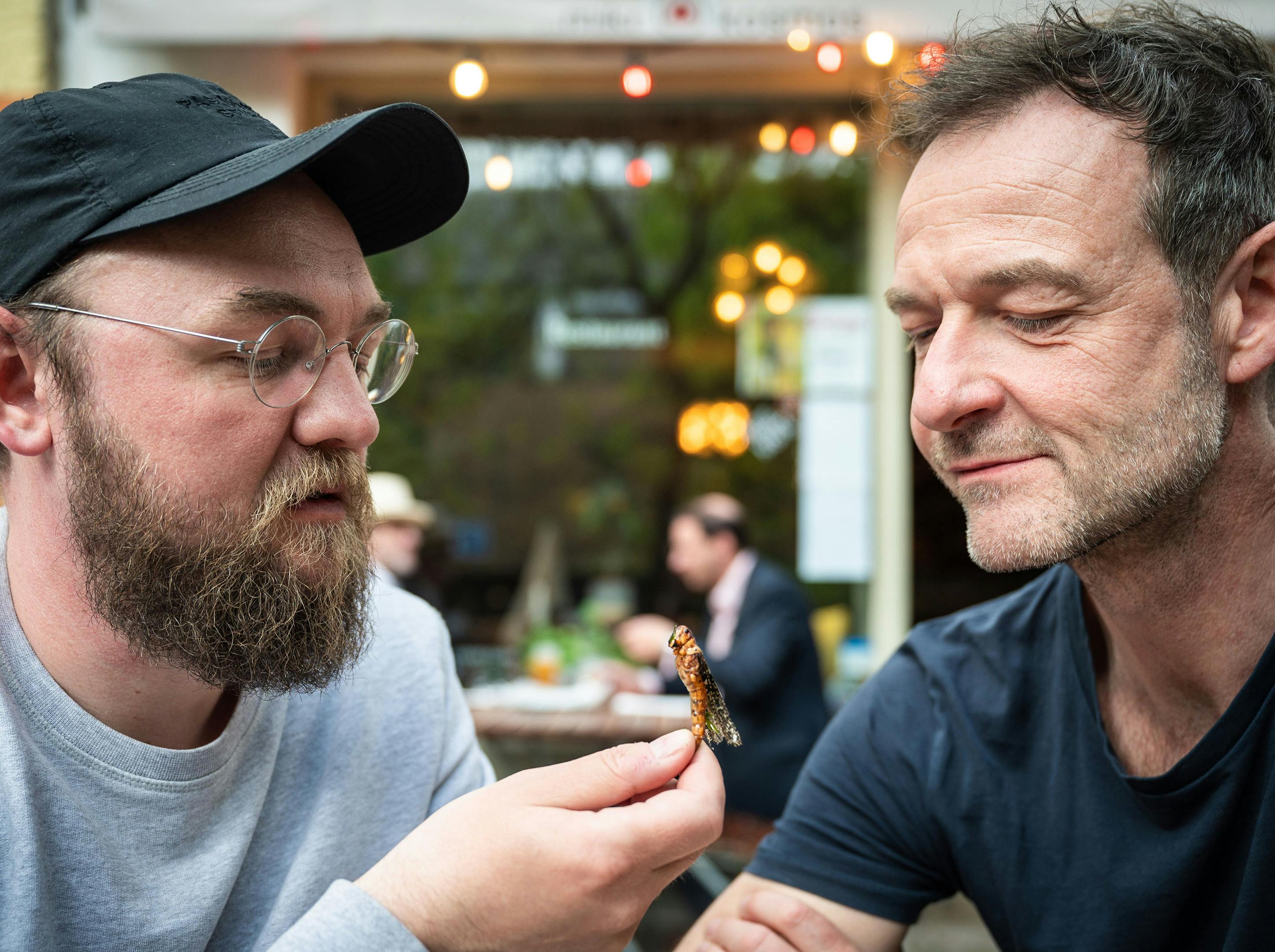 'Med rygsæk og rullekuffert'